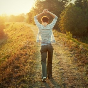 1528800_mujer-caminando-naturaleza-foto-flores-árbol