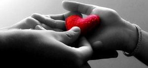 mano-en-corazon-fondo