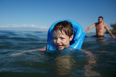 13649741-sonriendo-natacion-nino-en-el-chaleco-salvavidas-y-el-padre