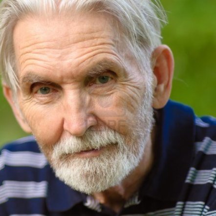 7296415-hombre-anciano-con-barba-gris-pelo-cierre-contra-la-trama-personal